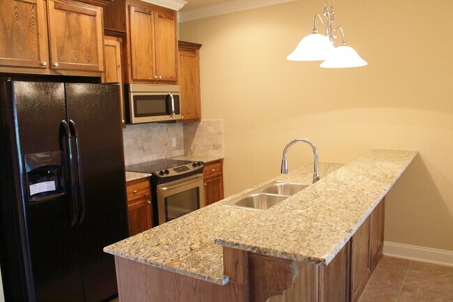 Building Photo - Beautiful 2 bedroom townhouse in gated com...