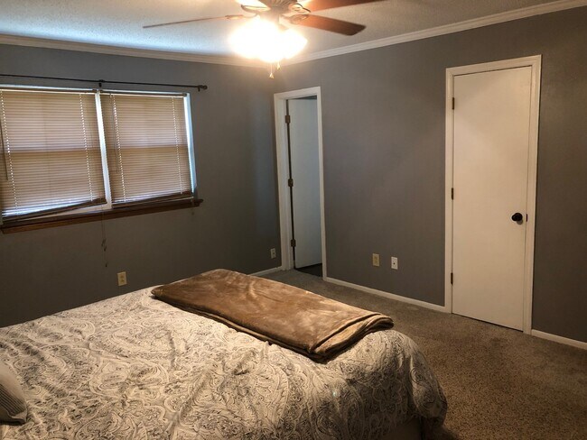 Building Photo - 3 Bedroom, 2 Bathroom and 2 Car Garage in ...