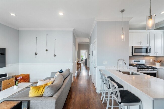 Building Photo - 60 Romsey St