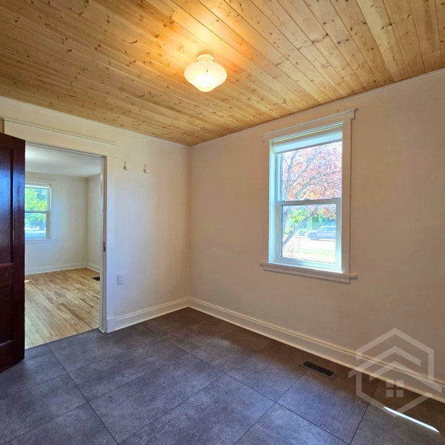 Building Photo - 2-Bedroom Available in Tillsonburg!!