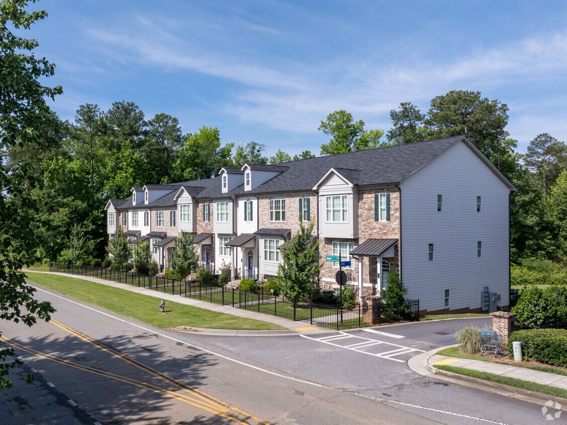Woodland Pointe Subdivision Apartments in Roswell, GA