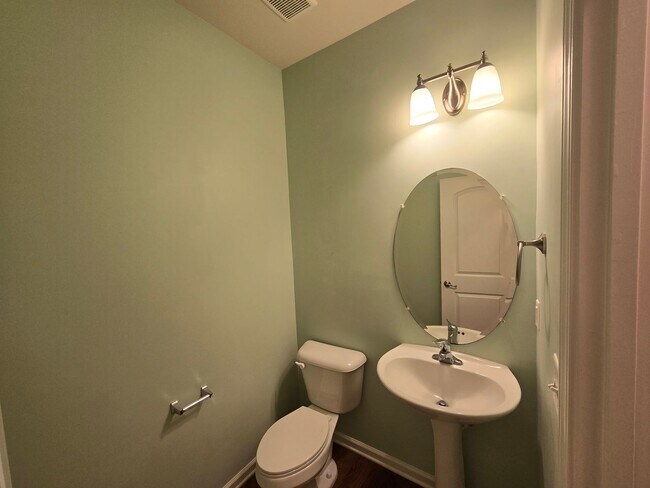 Foto del edificio - Classic & Comfortable West Durham Townhome with Timeless Design