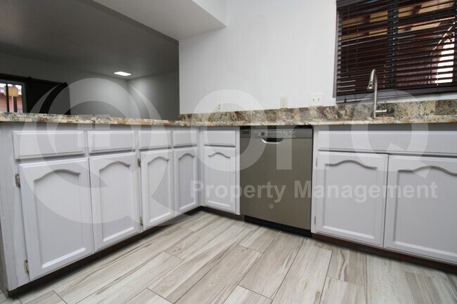 Foto del edificio - 295 E Root Way