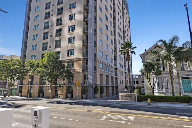 Foto del edificio - 175 W Saint James St