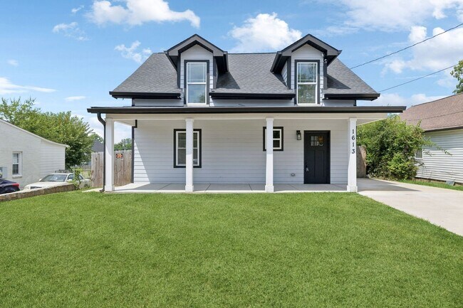 Building Photo - Beautifully Remodeled Home Just Minutes From Downtown Nashville