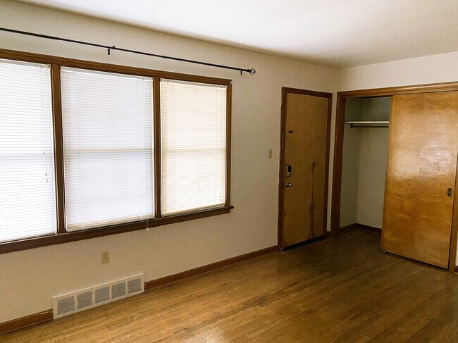 Building Photo - 107 E Aaron Dr