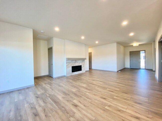 Foto del edificio - Brand New Luxury Home in Gated Community - Furnished Option Available