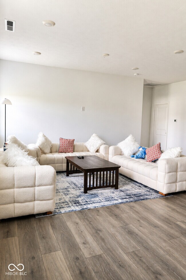 Building Photo - 9237 Kavanaugh Dr