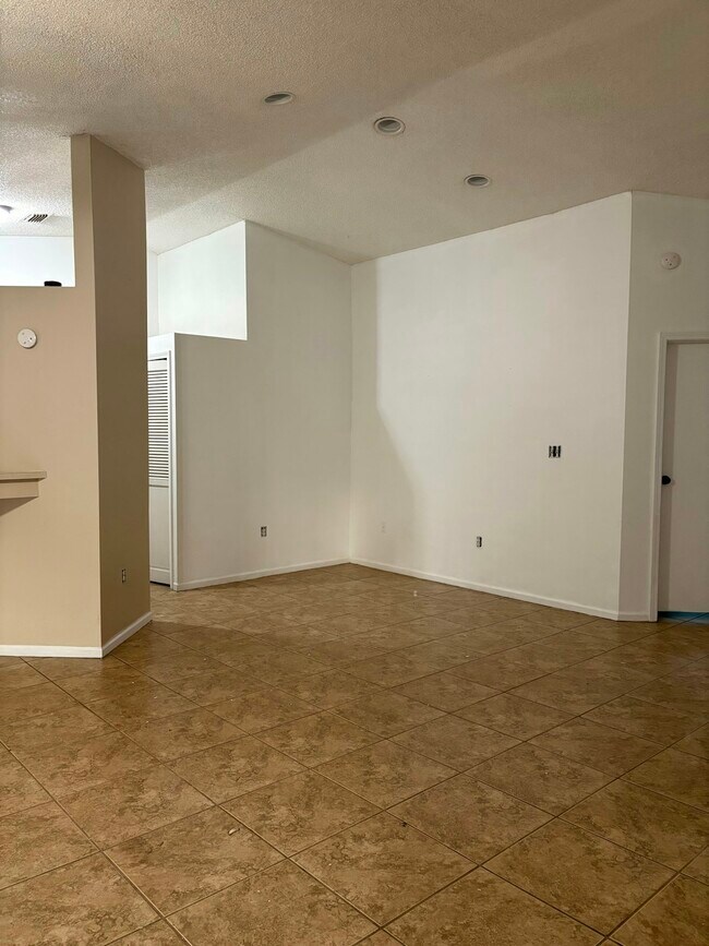 Building Photo - 1310 Altamont Ave NE