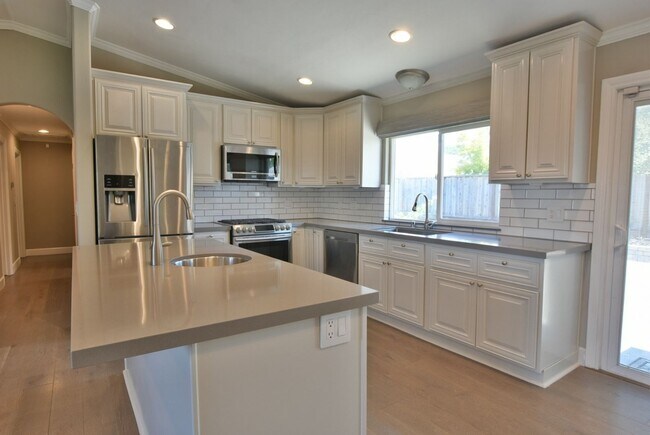 Foto del edificio - Beautifully Remodeled 3 Bedroom 2 Bath Par...