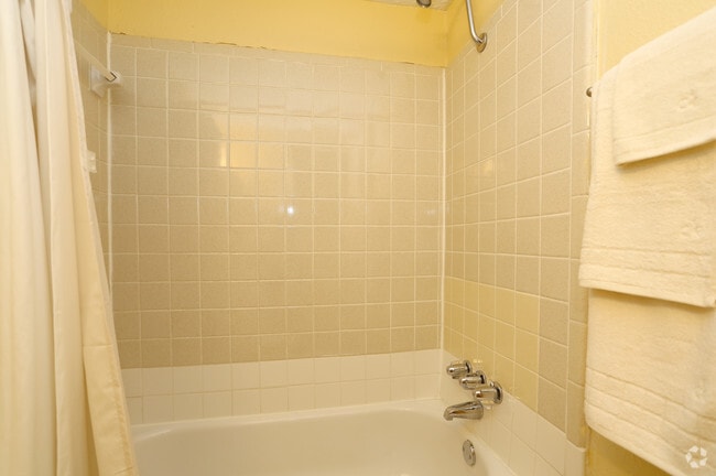 2BR-2BA Bathroom - Hyde Park Court Apartments