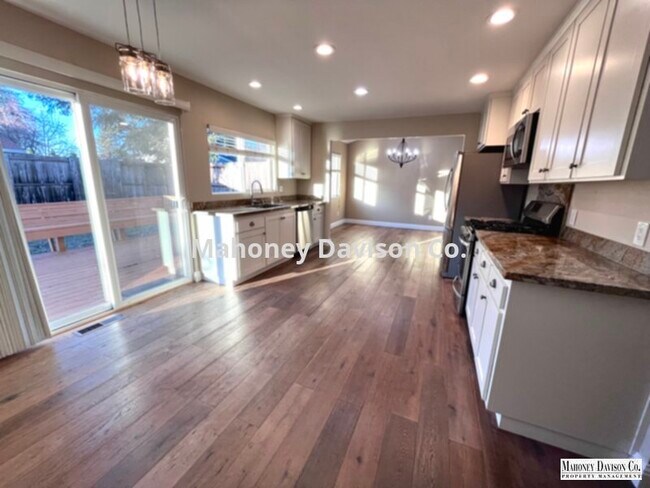 Building Photo - 3 Bedroom / 2.5 Bath East Petaluma home wi...
