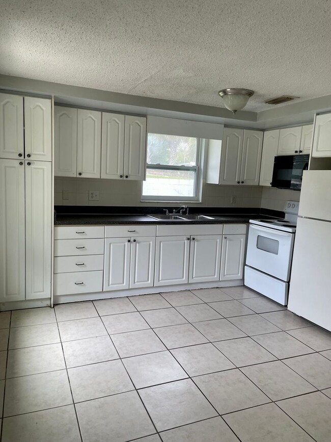 Building Photo - 2/1 Close to Downtown New Port Richey