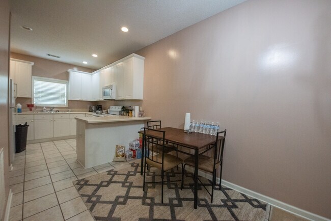 Building Photo - 1432 S Donahue Dr