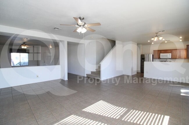 Building Photo - 1096 E Parkview Ct