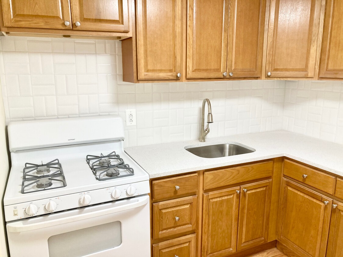 Primary Photo - 838 Pelhamdale Ave