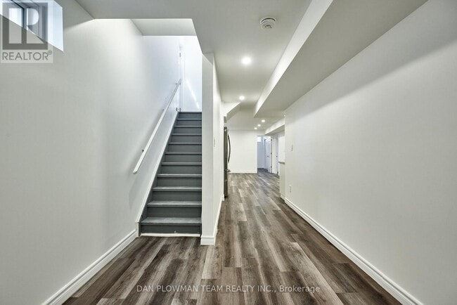 Building Photo - 10 St Ives Cres