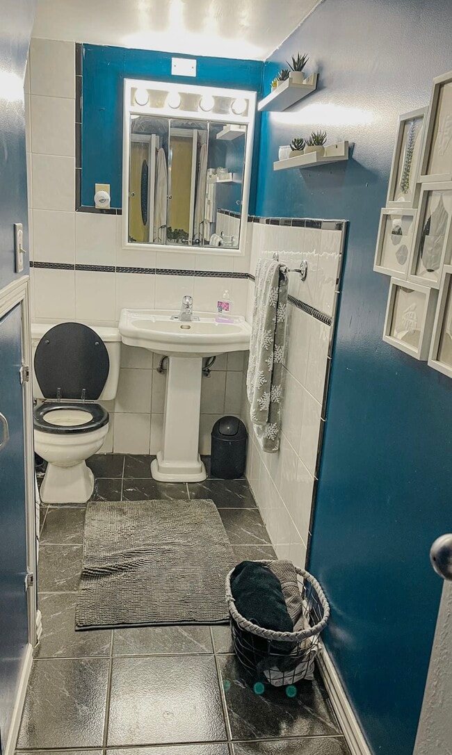 Building Photo - 700 Brock Av