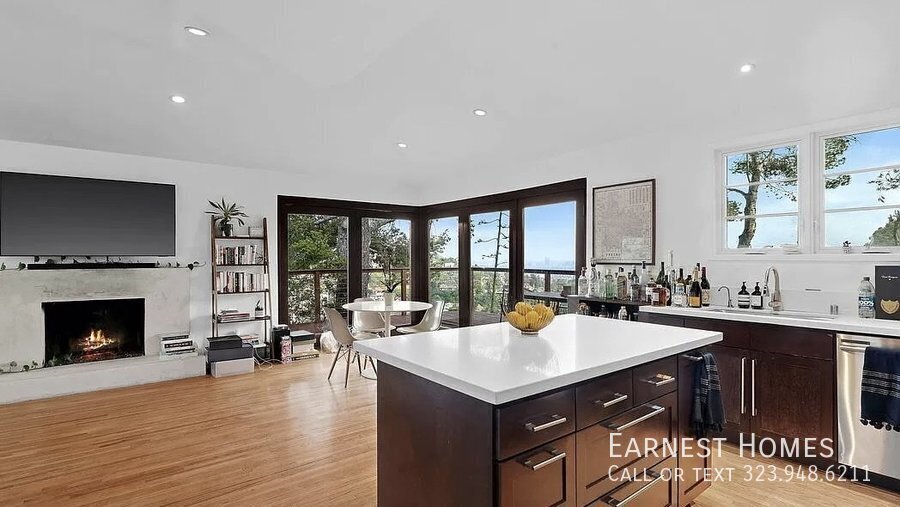 Foto principal - 2736 Hollyridge Dr