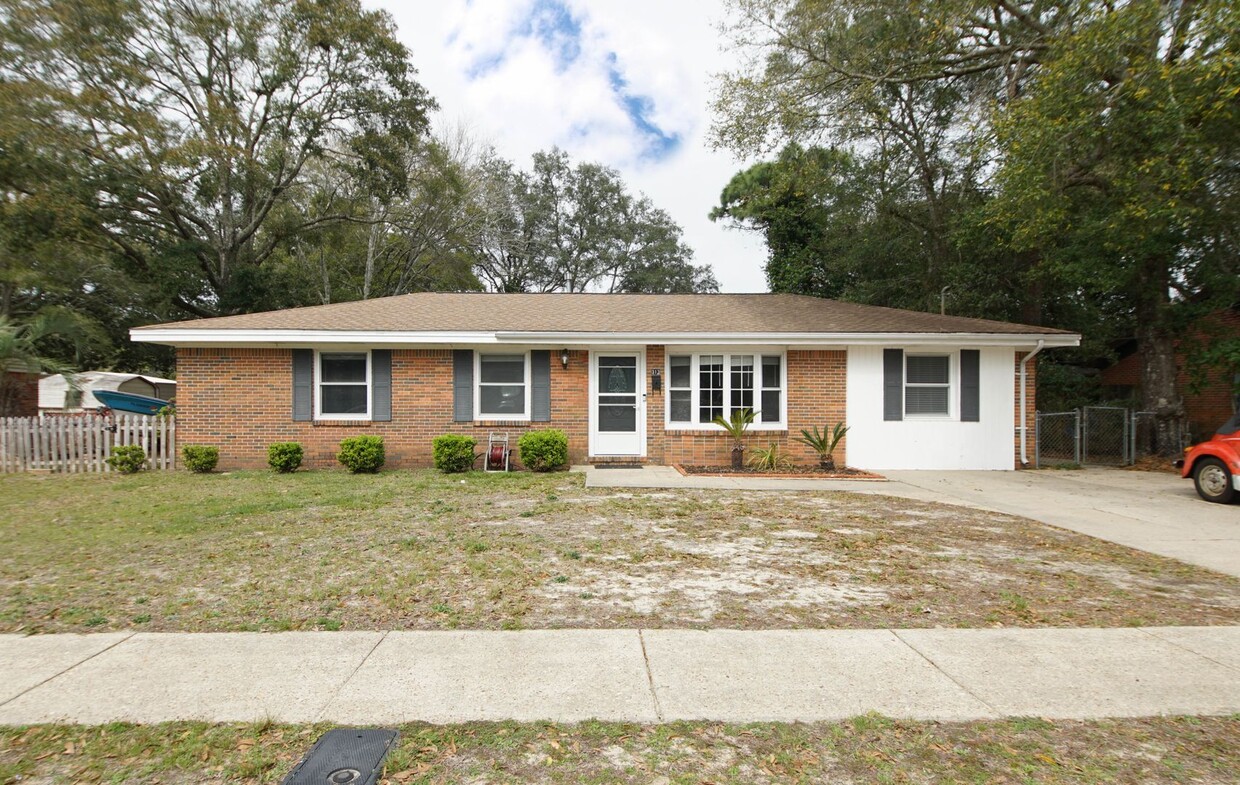 Primary Photo - Central Niceville Location with a pool.