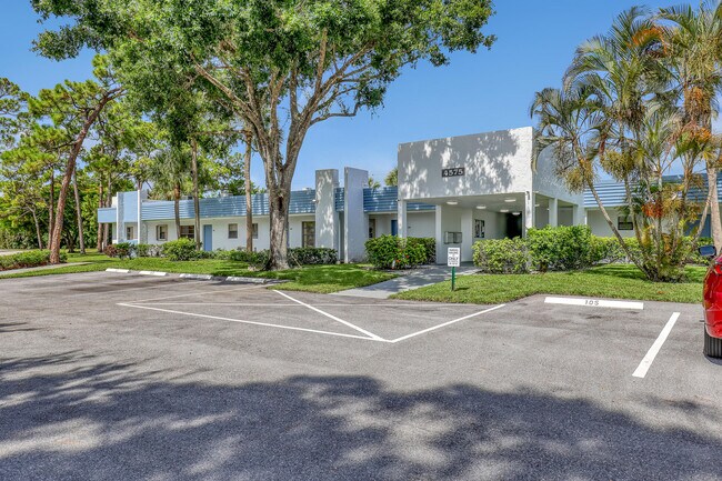 Foto del edificio - 4575 Lucerne Lakes Blvd W