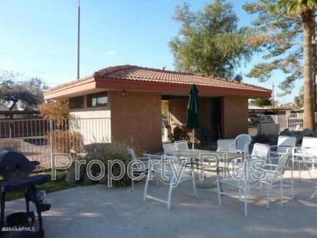 Foto del edificio - 3228 W Glendale Ave