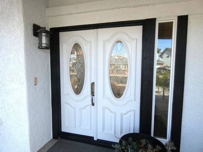 Building Photo - Gorgeous 4 bedroom & 3 bathroom house