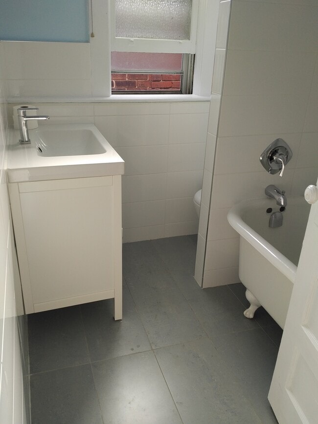 Building Photo - Stunning, huge, sun soaked two story loft apt in Hillcrest / Wychwood ((Dupont & Christie))