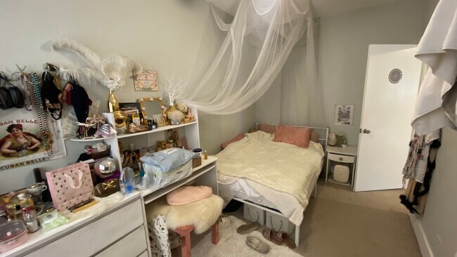 Bedroom 2 - 647 W Sheridan Rd