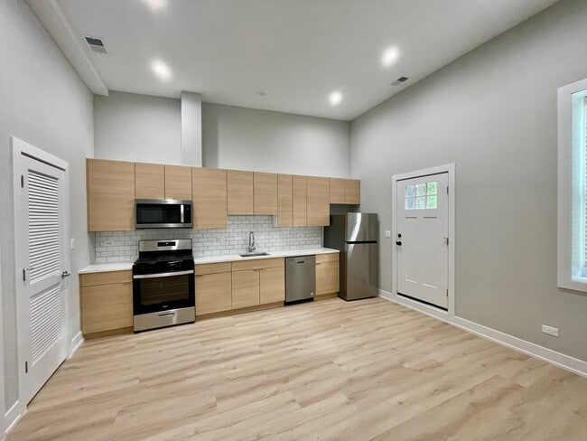 Building Photo - 2158 W 18th St