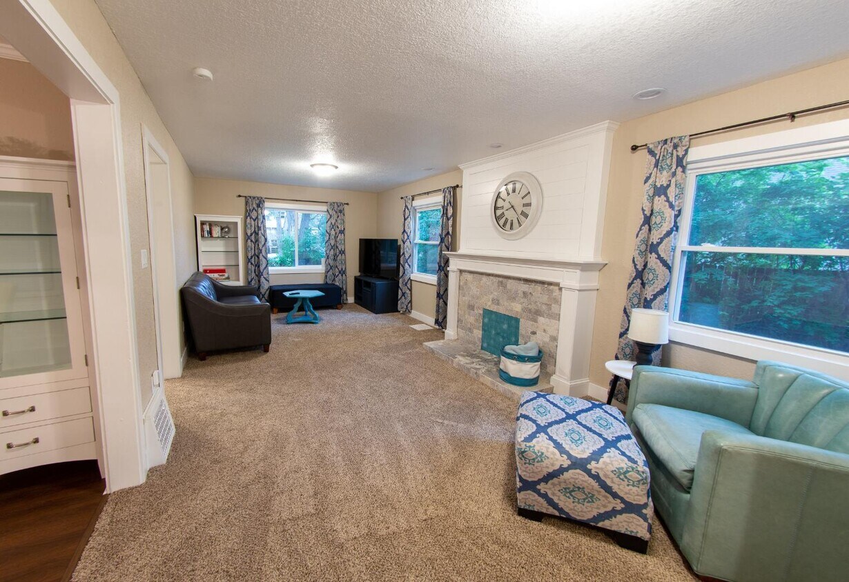 Foto principal - 109 S Russell Ave