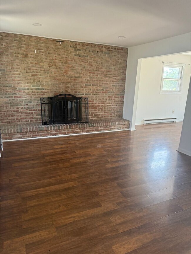 Foto del edificio - Spacious 4 Bedroom 2 1/2 bathroom Townhome