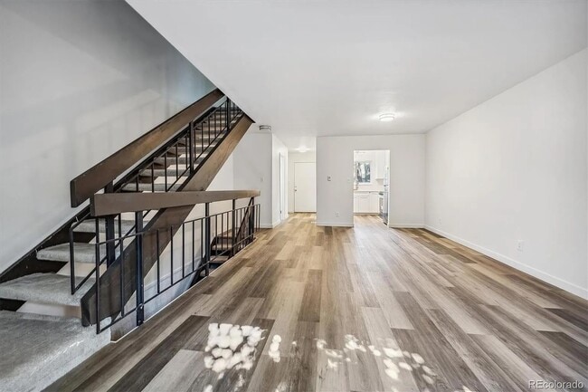 Building Photo - Updated spacious townhouse in prime location!