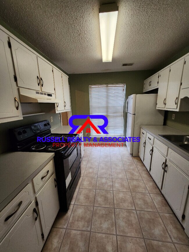 Building Photo - 2541 Hampstead Dr