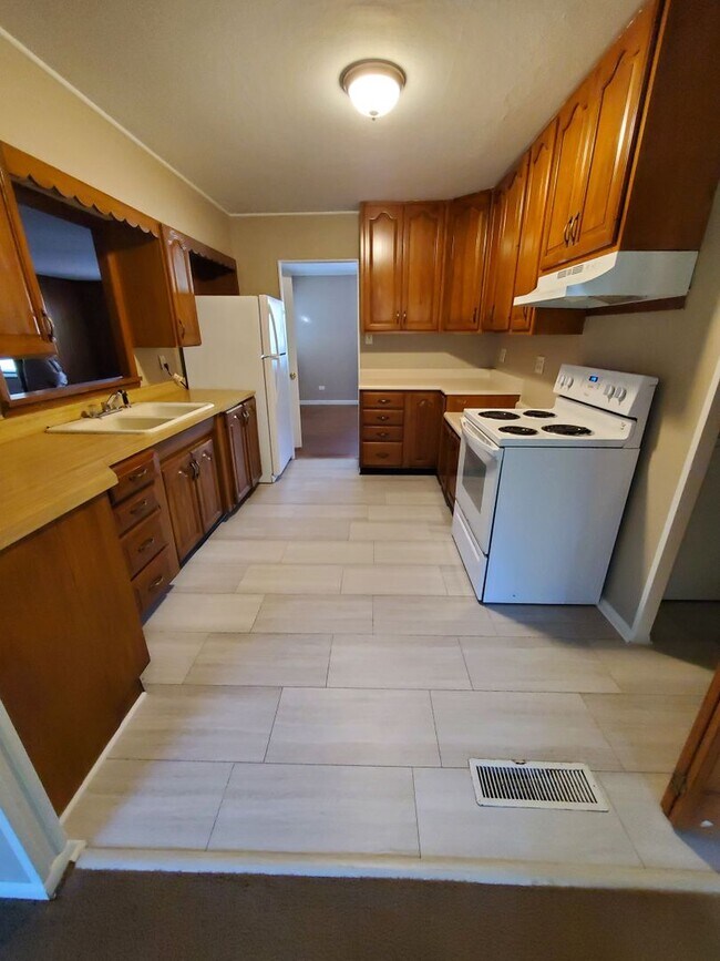 Foto del edificio - LEASING FOR AUGUST 2026