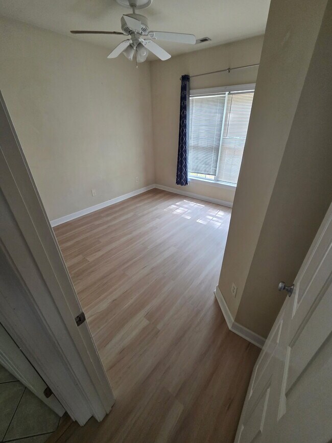 Foto del edificio - 142 Charter Dr