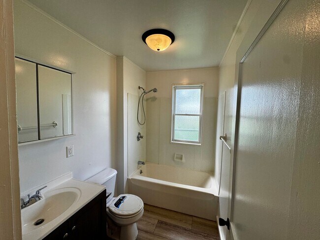 Foto del edificio - Updated 2 Bed Ranch Home w/ Huge Fenced Yard, Attached Garage & No Stairs – Moline