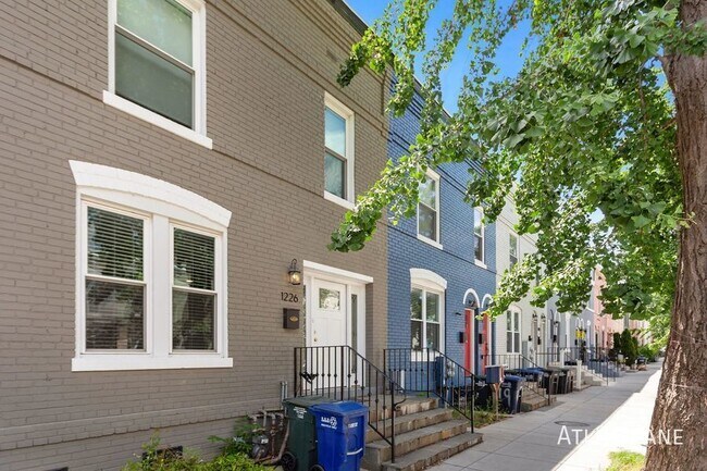 Building Photo - 5 Minute Walk From Nats Park- 20 minute wa...