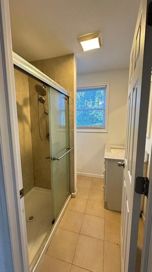 Foto del edificio - 324 Fuller Rd