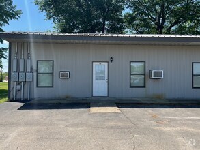 Building Photo - 100 Cedar Ln