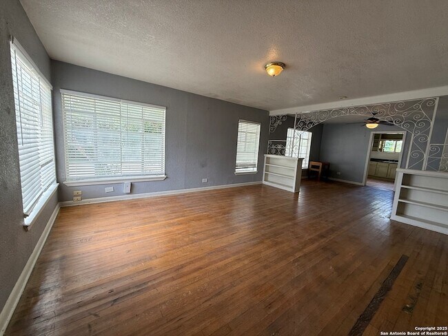 Foto del edificio - 2057 W Summit Ave.