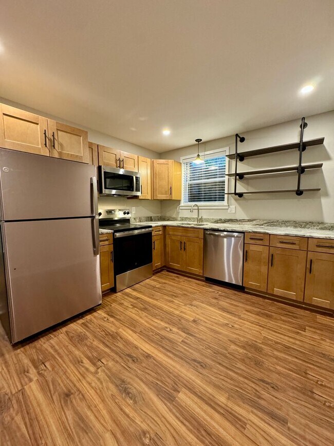 Building Photo - Beautifully Renovated Apartment Near VT and Downtown