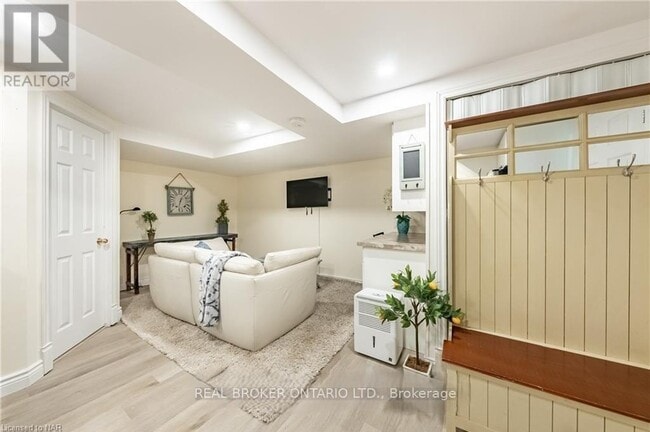 Building Photo - 9 The Pinery