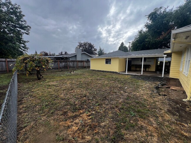 Foto del edificio - 3-Bedroom 1-Bathroom home in Eugene