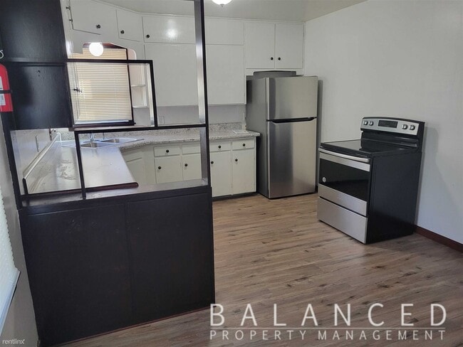 Building Photo - 2 br, 1 bath House - 715 SW Medford Ave