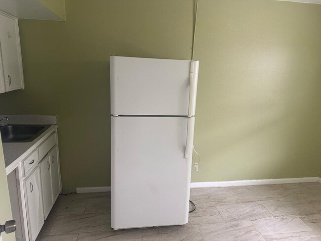 Building Photo - 214 N Chestnut Rd