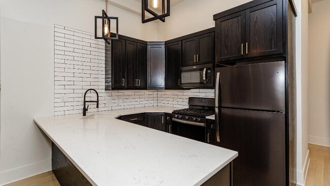 Building Photo - 1327 N Wicker Park Ave