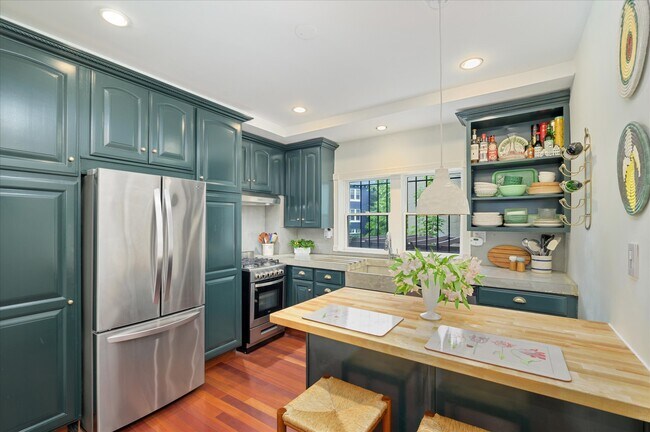 Cocina reformada con cocina a gas. - 1247 Maryland Ave NE