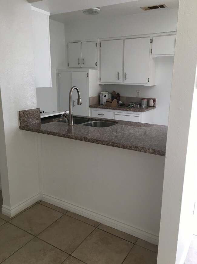 Building Photo - 624 N Encina St
