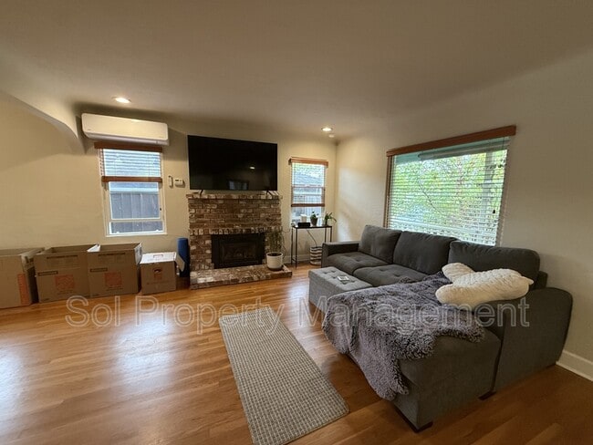 Foto del edificio - 722 Marnell Ave